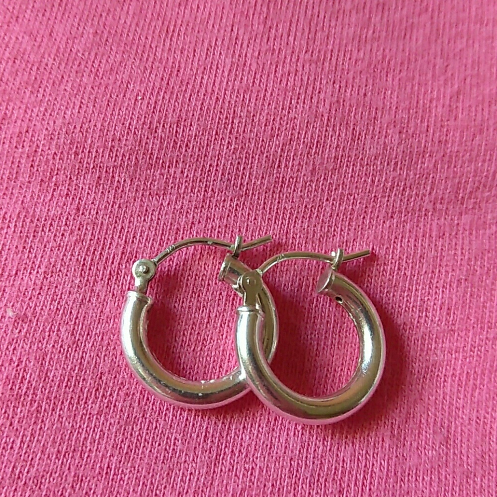 SILVER EARRINGNS.